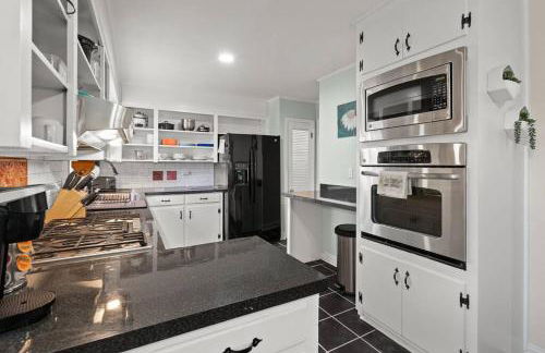 Cozy Home Across from Base, Close to Airport & Beaches - Photo 34