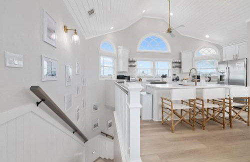 Elegant Updated Oceanfront Home with Pool & Hot Tub - Photo 19