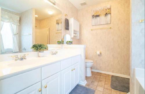 Tropical Oasis with Tiki Bar, Firepit, Seasonal Pool - Foto 13