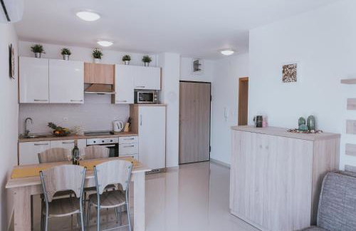 Poolside Hideout Apartments - Photo 14