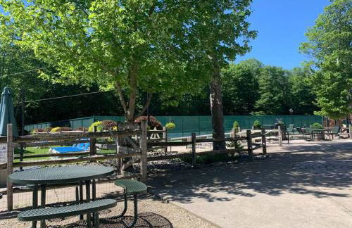 Stylish and Cozy Cabin, Walking Distance to Big Bass Lake - Foto 44