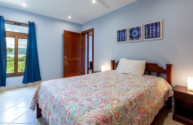 2-Bedroom Ocean-View Condo with Pool - Foto 7