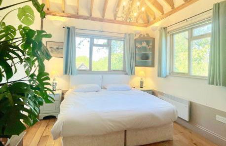 Tree Tops Holiday Let & Sauna South Downs West Sussex Sleeps 10 - Foto 10