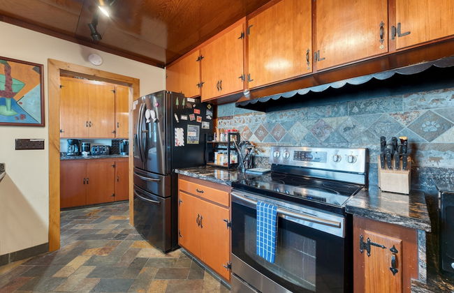 Lakefront Haven by Avantstay Minutes to Ski Resorts Private Dock Boat - Photo 15