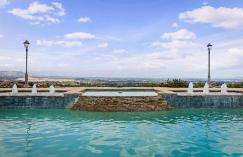 Modern Hilltop Retreat - Foto 32