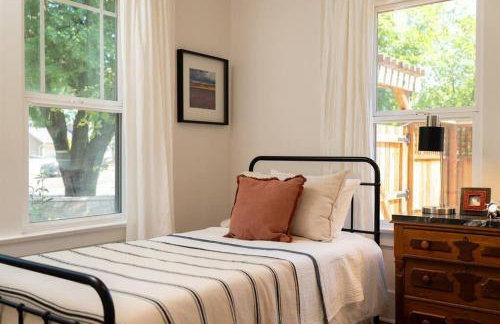 Vine Street Bungalow-Hot Tub, EV, Walk to Town - Photo 26