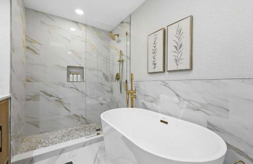 Spacious 5BR Getaway with Pool - Foto 33