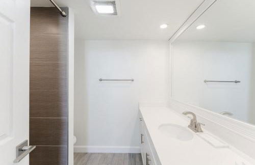 Modern Two Bedroom Suite with 2 King Beds Pool and Steps from the Beach - Foto 34