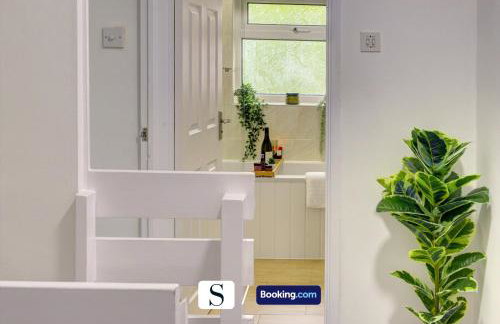 LastMinOffer 10pc Off I A Lovely Executive Home for Families or Contractors I A Lovely Garden and Parking Space I Wifi I Early check-in or Long Term Rates Available I SILVA Short Term Lets 4 out of 5 from over 650 stays - Photo 22