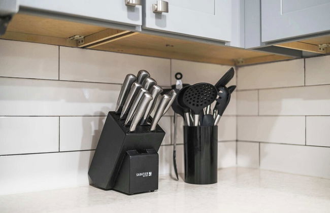 Charming Escape With Stylish Decor & Outdoor Space - Foto 33