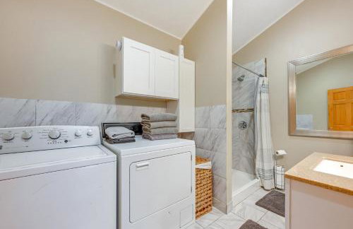 Private Hot Tub, Deck! Group Getaway in Friendship - Foto 13