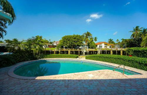 Waterfront Luxe 3BR, Pool, Hot Tub & Dock - Foto 45