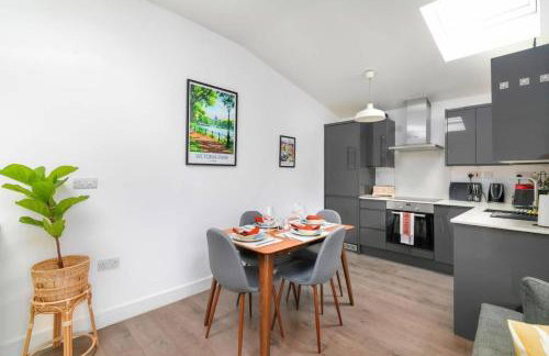 Spacious Multi-Level 3 Bedroom 2 Bathroom Family Apartment Near Hoxton Sleeps 6 - Foto 7