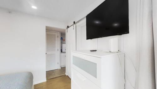 Renovated condo with ocean views, pool, & beach access - Foto 2