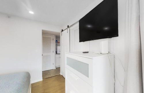 Renovated condo with ocean views, pool, & beach access - Foto 2