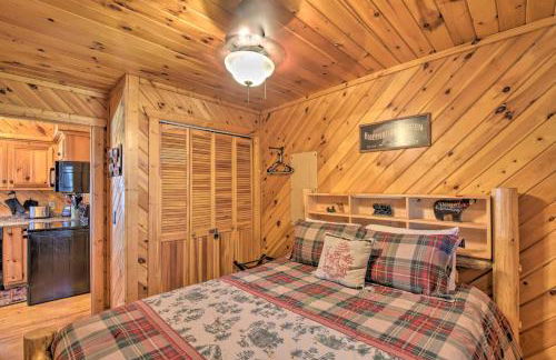 Helen Cabin with Deck and Hot Tub Less Than half Mi to Main St - Foto 12