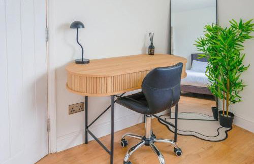 Modern Home with Games Room, Watford - Foto 23