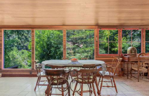 Cozy Riverfront Cabin Just Steps to the Russian River with Beach Access & Wood Stove - Foto 10