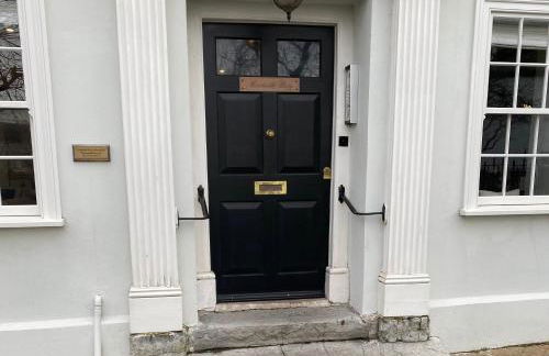 Duke of Monmouth penthouse luxury apartment Lyme Regis 3 bedroom parking Hot tub Garden dog friendly - Photo 21