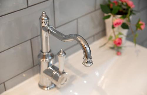 Lake View Family & Pet Friendly Home - Central Bowness - Photo 20