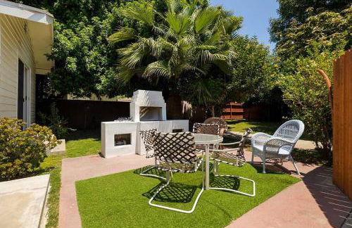 1970s Style Cozy Home with Fireplace Yard and Hot Tub - Foto 5