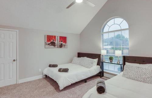 Captivating 6BR 3B Home with Pool & Fire Pit - Foto 19