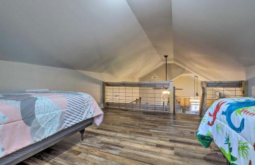 Creek-View Getaway with Deck, Yard, and Fire Pit! - Foto 15