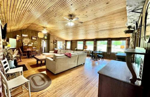 Tranquil Riverfront Cabin Retreat with Wildlife, Trails & Open Skies in Tahlequah, Oklahoma - Foto 14