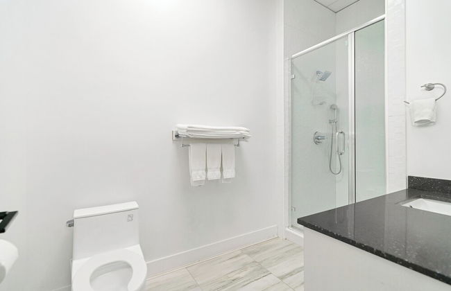 Charming 1BR Lakeside - Photo 26