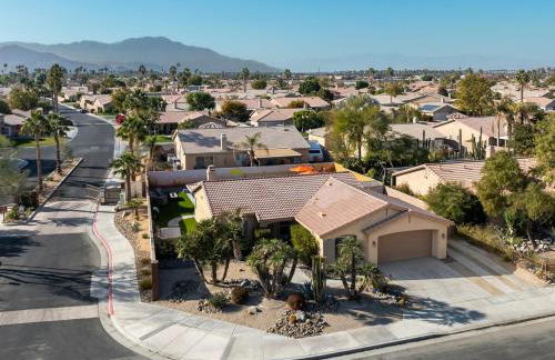 Spacious Yard, Sparkling Pool & Spa, Firepit, 9beds! - Photo 52