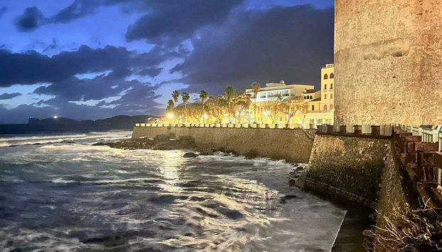 Les remparts d'Alghero illuminées la nuit