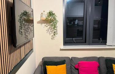 #115 ModernCity Escape Central Apartment- 10 mins to Royal Albert Dock Liverpool- Sleeps 4 - "Perfect for contractors and Families " - Foto 4
