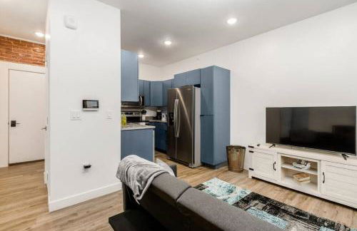 Designer 1-Bed Haven near Downtown! Pets Welcome! - Foto 17