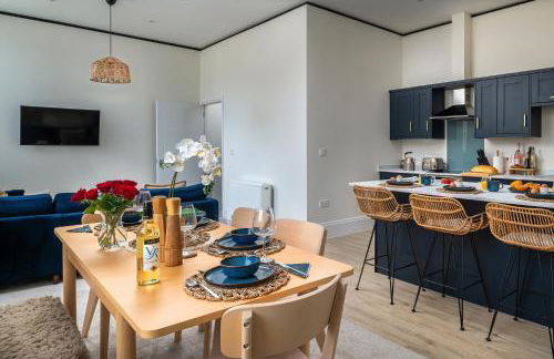 Charming 2 Bedroom Apartment in a Converted Chapel - Free Parking, Smart TV, Fast WiFi and Self-Check-In by Yoko Property - Foto 23