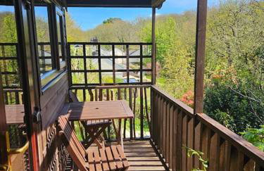Treetops Lodge, private Cornish hideaway, parking, garden - Foto 22