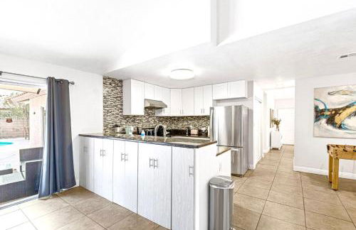 Vacation Home in Vegas w Pool 2 mile to Strip - Foto 23