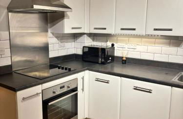 Comfortable 1BR House with Fast WiFi & Near Transport by AltoLuxo Short Lets & Serviced Accommodation - Foto 6