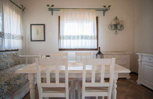 Beautiful Giardino Degli Oleandri 2 Bedroom Apt Sleeps 6 Plus a Child-childs bed - Foto 19