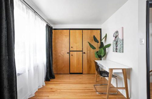 5BR 2BA Fun Family Home Sleeps 12 Pinball TVs 15m DT - Foto 18