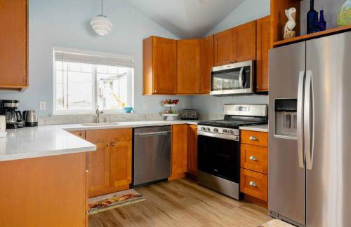 Alki Beach Cottage, NEW, 2 bedrooms, 2 bathrooms, near beach, AC, WD, Parking - Foto 7