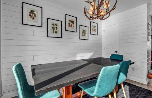 Modern Townhome with Decks Fireplace & Mountain Views - Foto 33