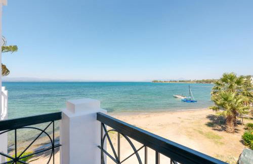 Beachfront Modern Apartment - Photo 13