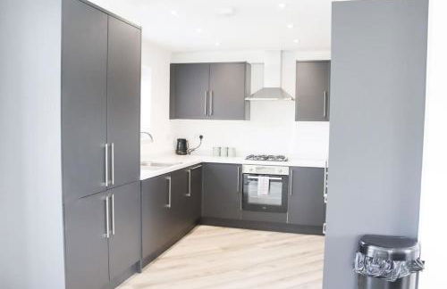 Spacious 2 Bedroom Home Next To Queen Victoria Hospital - Photo 18