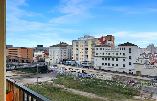 Skysea Malaga Centro frente al Rio - Photo 27