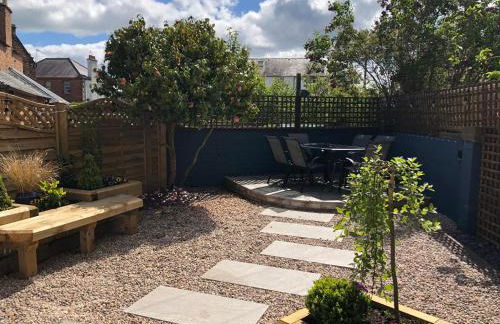 Stunning Period Townhouse with Garden, Walking Distance to Town - Photo 34