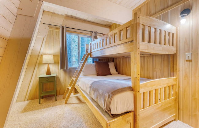 Lundy Bearden Serene Tahoe Retreat With Deck, Fireplace, and Forest Views - Foto 4