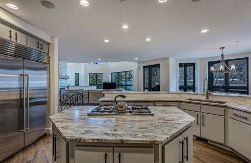 Cozy mountain home w riverfront patio - Foto 40