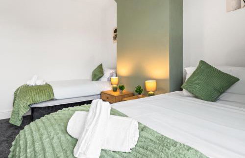 Comfortable 4 Bed Home - Free Parking & Fast WiFi - Foto 14