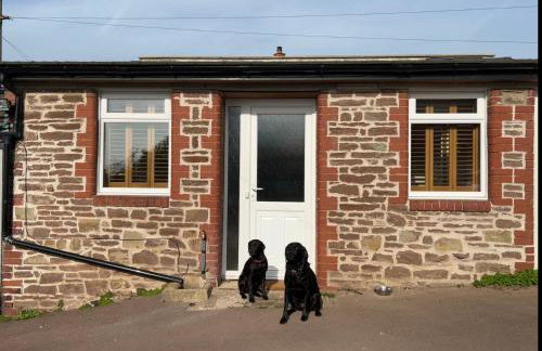 The Netherend Inn - Pet Friendly Haven - Photo 1