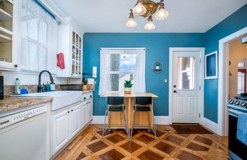 The Golden Parlor- Historic Victorian, Hot Tub - Foto 15